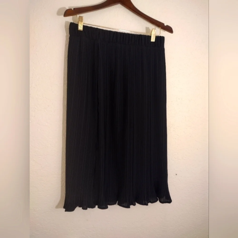 Pleione Elegant Black Pleated Midi Skirt
